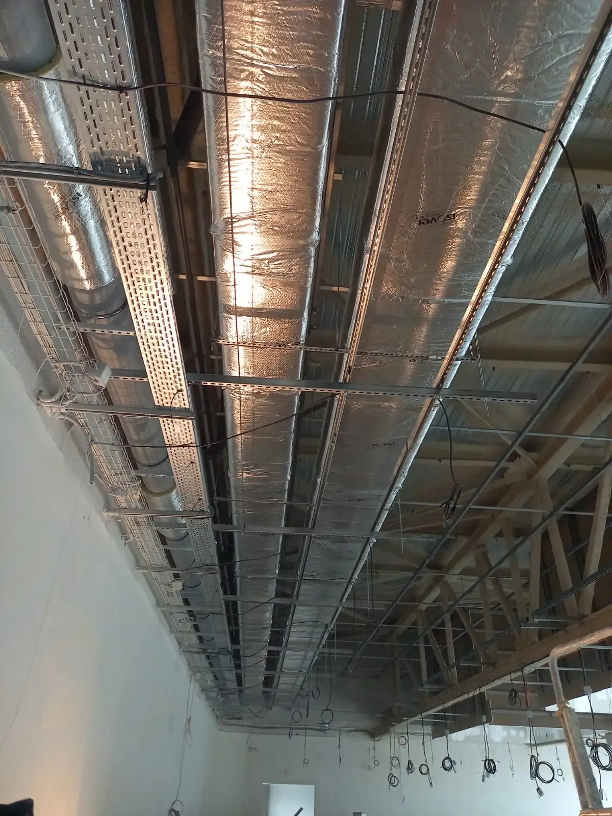 Isolation thermique et acoustique des équipements HVAC d’un complexe sportif en Seine-Saint-Denis