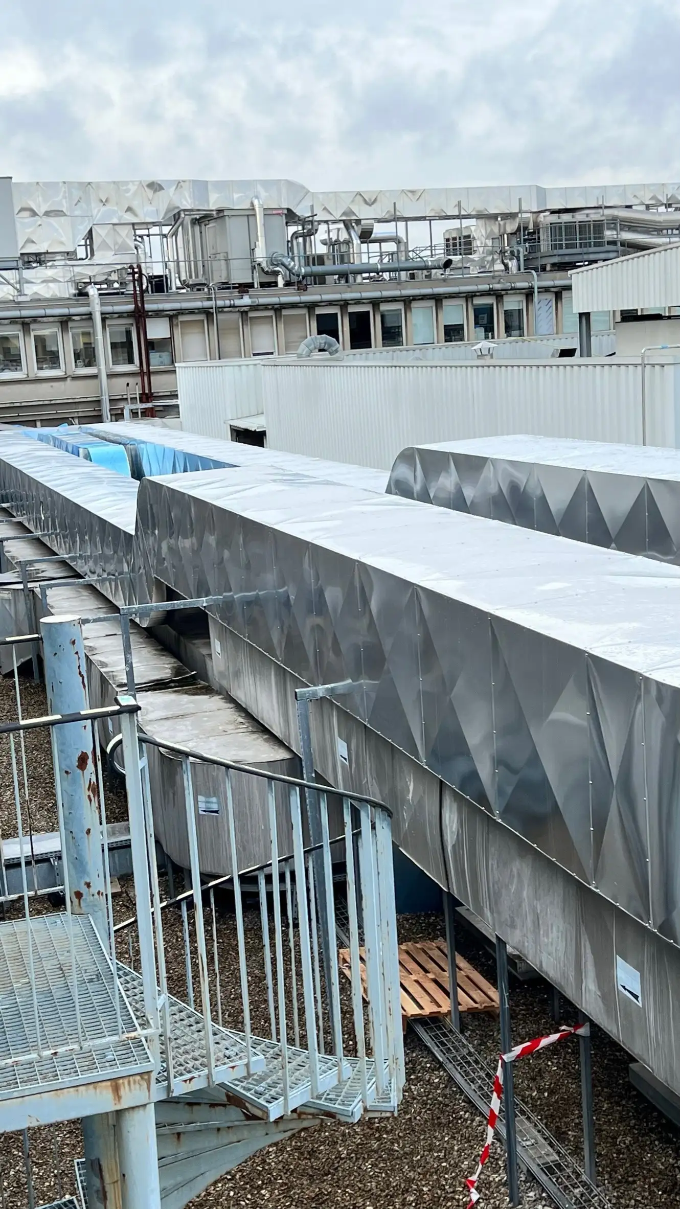 Protection mécanique isoxal 8/10e appliquée sur les gaines de ventilation d’un laboratoire